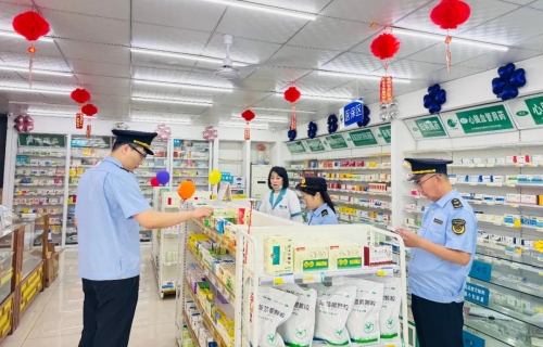 丰润区市场监管局执法人员对辖区内药品经营单位开展监督检查_sw.jpg
