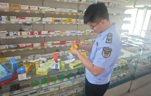 滦州市市场监管局执法人员对辖区内药品经营单位开展监督检查.sw.jpg