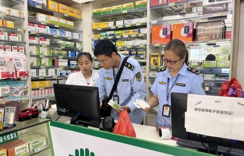 1753406208442021054.jpg 监管人员在药店开展检查(荔浦市市场监管局供图).sw.jpg