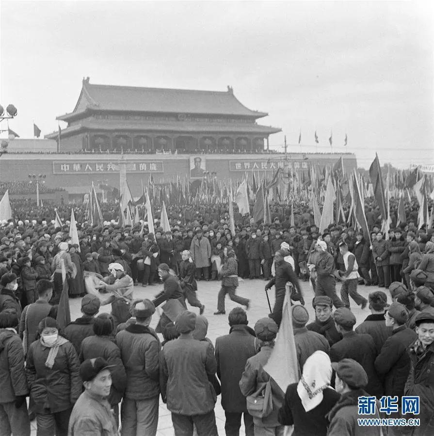 1956年1月15日，北京各界20多万人在天安门广场举行庆祝社会主义改造胜利联欢大会。.jpg